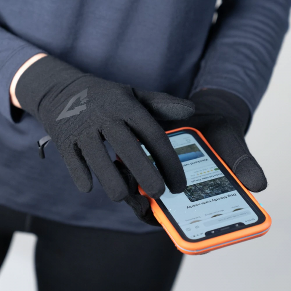 ioMerino Newton Wool Gloves | WearingioMerinomerinocompressionNewtonGlovesandusingasmartphone_1200x